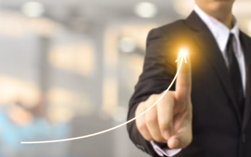 Homme d'affaires montrant une tendance à la hausse